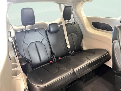 Used 2019 Chrysler Pacifica Limited image 9