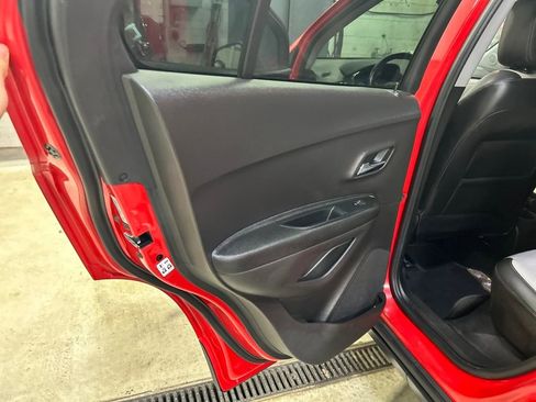 Used 2018 Chevrolet Trax LT w/ LT Convenience Package image 12