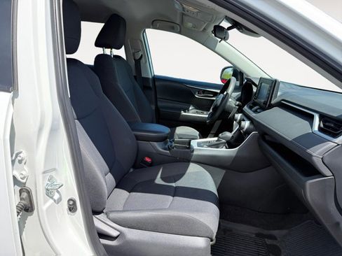 Used 2021 Toyota RAV4 LE AWD/4WD image 16