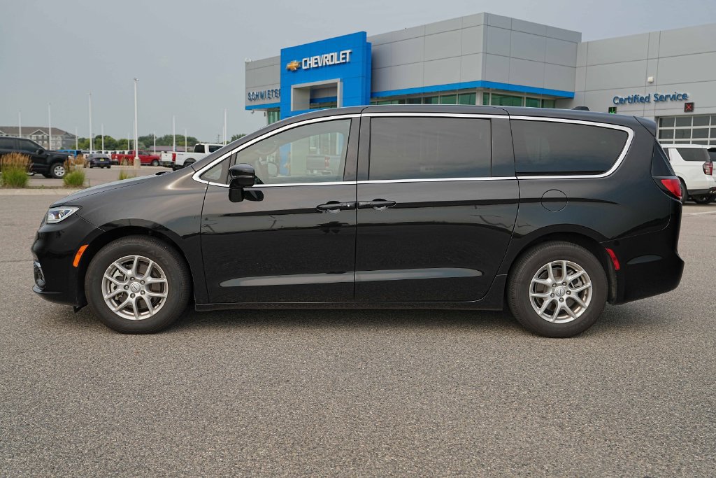Used 2026 Chrysler Pacifica Select FWD image 11