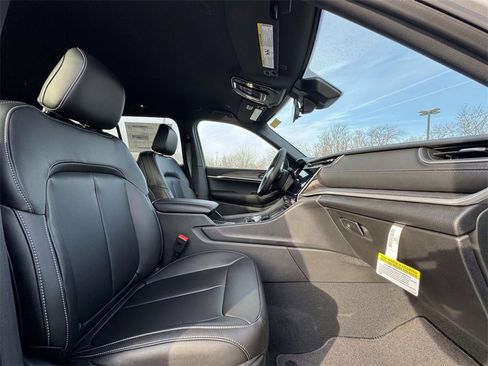 New 2025 Jeep Grand Cherokee Limited w/ Black Appearance Package image 15