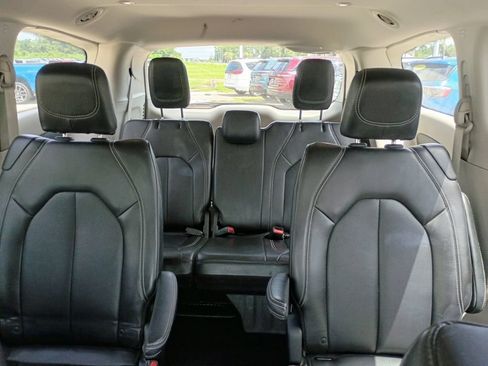 Certified 2024 Chrysler Pacifica Touring-L FWD image 14