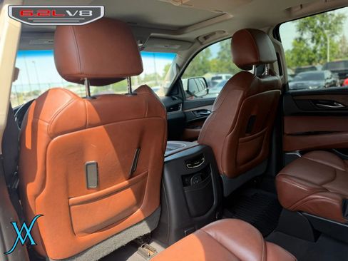 Used 2019 Cadillac Escalade Luxury AWD/4WD image 16