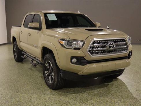Used 2017 Toyota Tacoma TRD Sport w/ Tow Package image 1