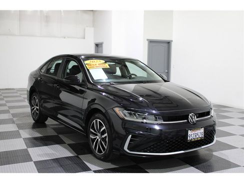 Used 2025 Volkswagen Jetta SE image 3