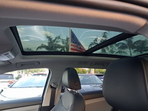 Used 2022 Volkswagen Taos SE w/ Panoramic Sunroof Package FWD image 15