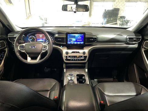 Used 2020 Ford Explorer XLT w/ Equipment Group 202A image 2