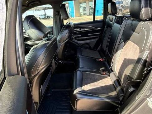 Used 2023 Jeep Grand Cherokee Altitude image 7