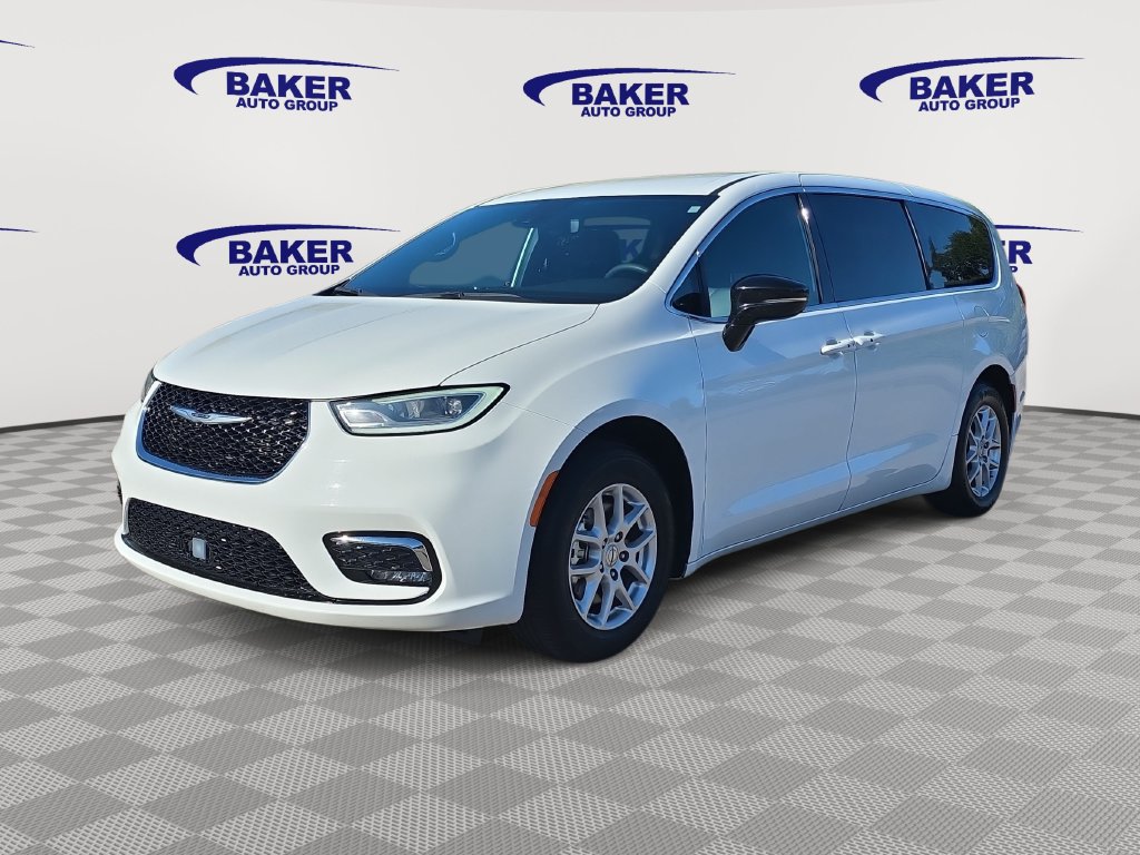 Used 2025 Chrysler Pacifica Select FWD image 8