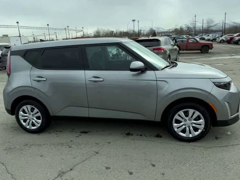 Used 2023 Kia Soul LX image 9