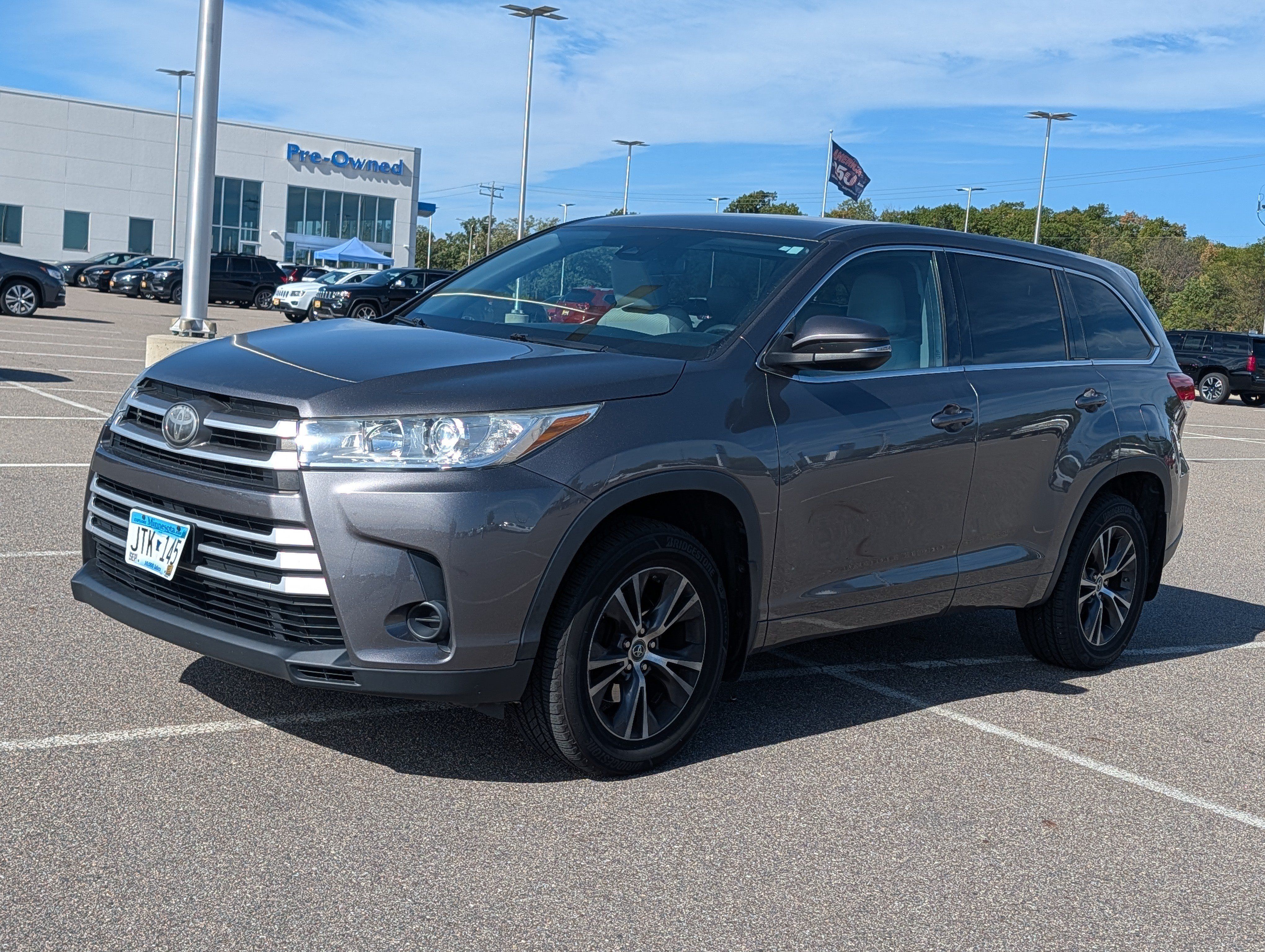 Used 2018 Toyota Highlander LE AWD/4WD image 2
