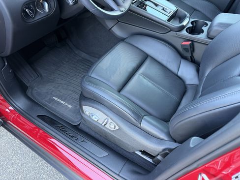 Certified 2025 Porsche Macan image 13