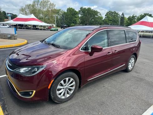 Used 2017 Chrysler Pacifica Touring-L FWD image 2