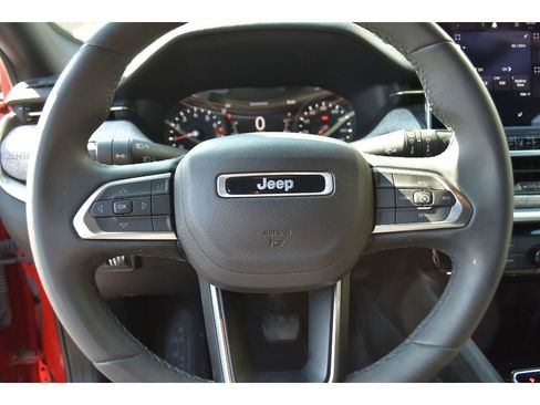 Used 2024 Jeep Compass Latitude image 17