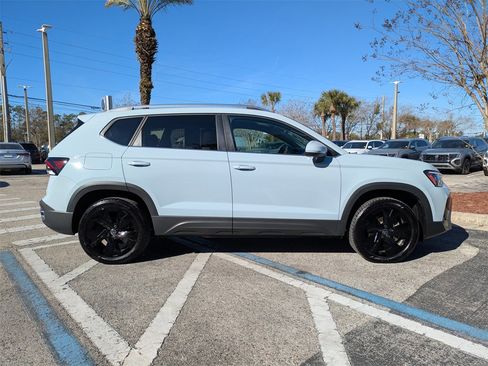 Certified 2025 Volkswagen Taos SE w/ Black Wheel Package image 7