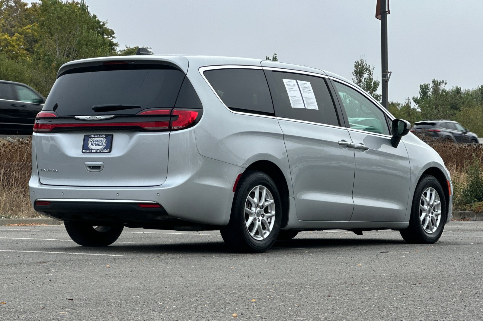 Used 2023 Chrysler Pacifica Touring-L FWD image 4