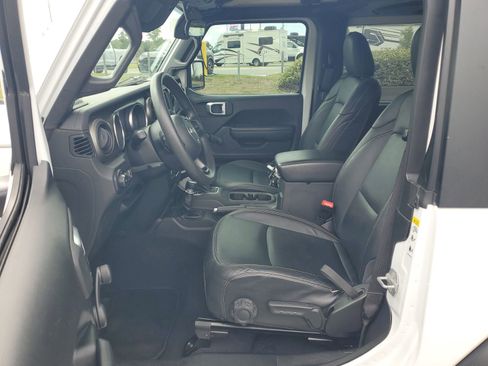 Used 2018 Jeep Wrangler Sport AWD/4WD image 12