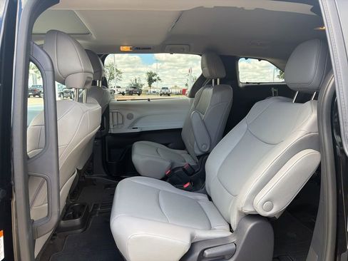 Used 2026 Toyota Sienna XLE FWD image 20