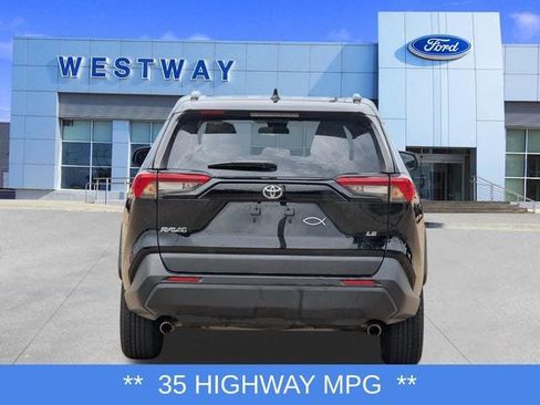Used 2021 Toyota RAV4 LE FWD image 4