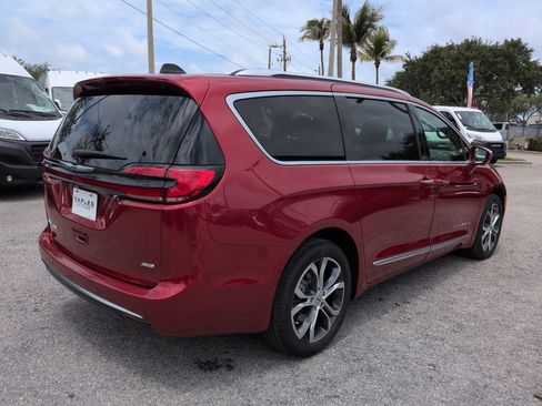 Used 2024 Chrysler Pacifica Pinnacle AWD/4WD image 5