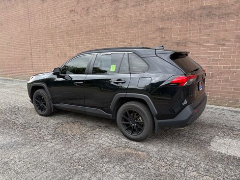 Used 2022 Toyota RAV4 LE AWD/4WD image 3