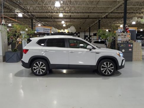 Used 2022 Volkswagen Taos SE image 4