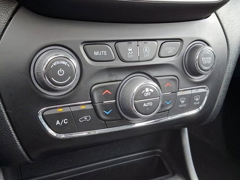 Used 2022 Jeep Cherokee Latitude Lux w/ Sun & Sound Group image 16