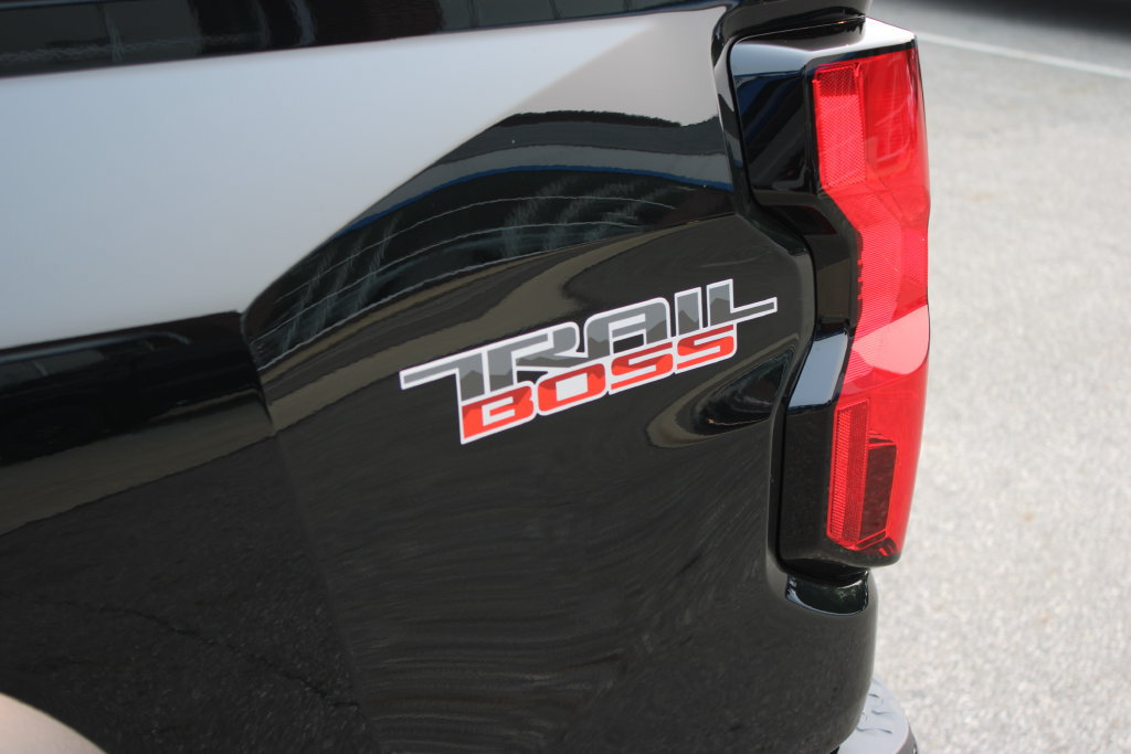 New 2026 Chevrolet Colorado Trail Boss w/ Midnight Edition AWD/4WD image 30