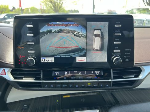 Used 2024 Toyota Sienna Platinum image 27
