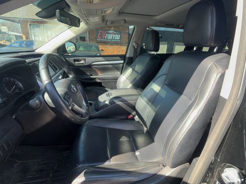 Used 2017 Toyota Highlander XLE image 12