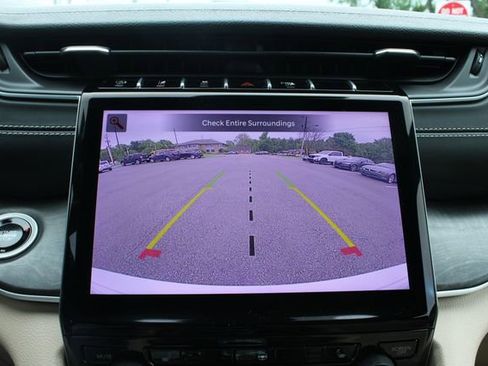 Used 2025 Jeep Grand Cherokee Limited AWD/4WD image 24
