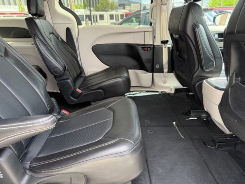 Used 2024 Chrysler Pacifica Touring-L FWD image 31
