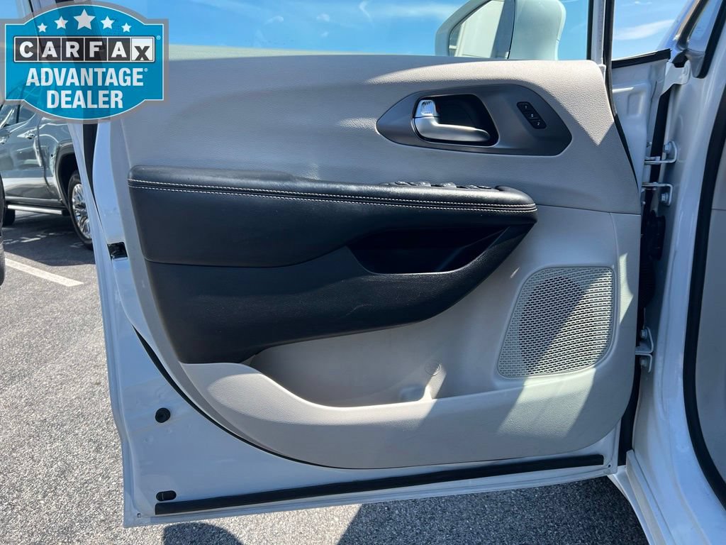 Used 2022 Chrysler Pacifica Touring-L FWD image 8