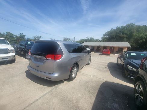 Used 2017 Chrysler Pacifica Touring w/ Tire & Wheel Group FWD image 26