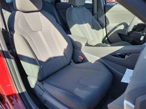 Used 2025 Hyundai Elantra SE image 18