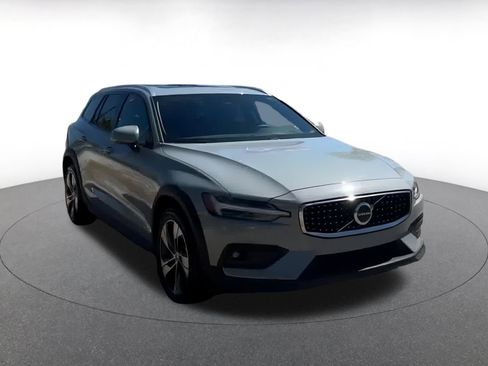 Used 2025 Volvo V60 B5 Cross Country Plus image 3