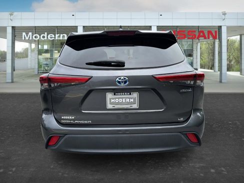 Used 2020 Toyota Highlander LE AWD/4WD image 4