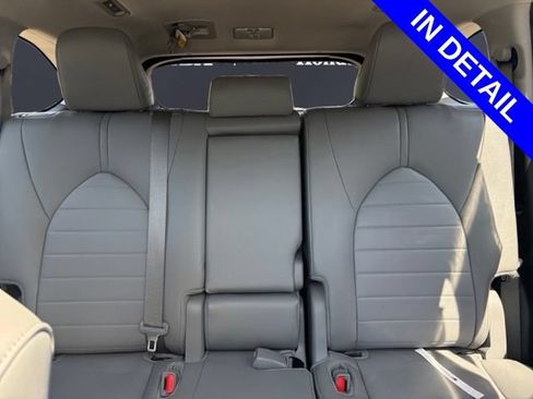 Used 2024 Toyota Highlander XLE AWD/4WD image 13