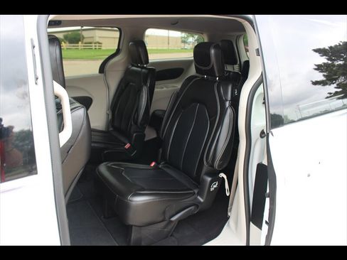 Used 2023 Chrysler Pacifica Touring-L FWD image 11
