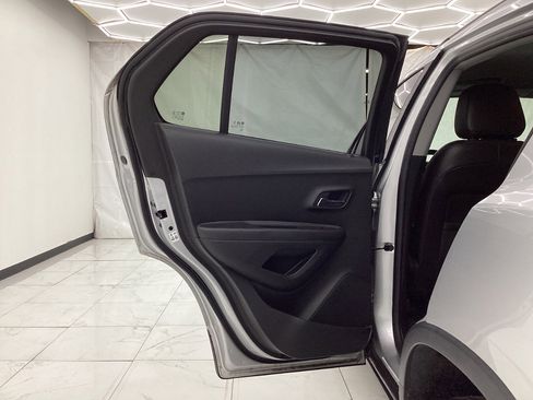 Used 2018 Chevrolet Trax LT w/ LT Convenience Package AWD/4WD image 24