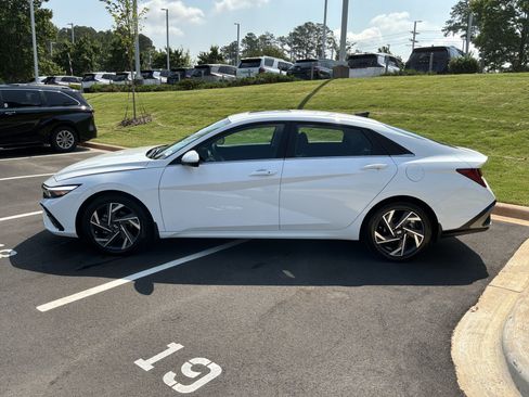 Used 2025 Hyundai Elantra SEL FWD image 7