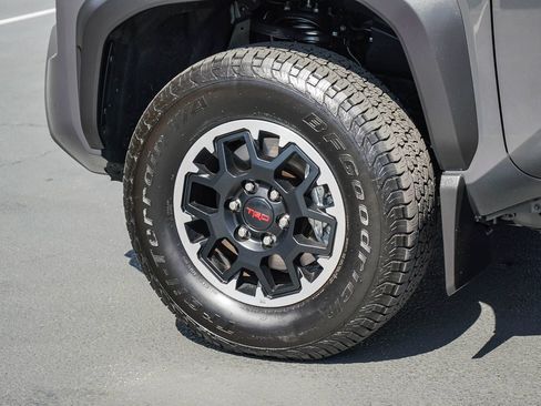 Certified 2025 Toyota Tacoma TRD Off-Road AWD/4WD image 11