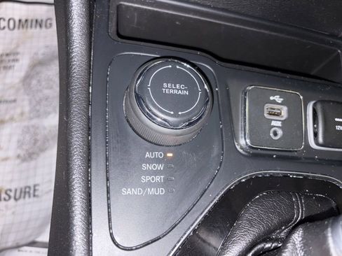 Used 2019 Jeep Cherokee Limited w/ Technology Group AWD/4WD image 35