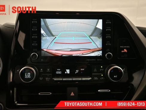 Used 2021 Toyota Highlander XLE AWD/4WD image 17