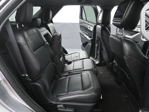 Used 2021 Ford Explorer Limited w/ Equipment Group 301A RWD image 10