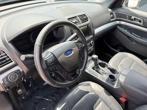 Used 2017 Ford Explorer XLT w/ Equipment Group 202A image 4