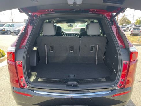Used 2023 Buick Enclave Essence image 7