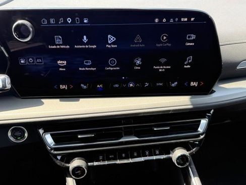 Used 2025 Chevrolet Traverse LT w/ Driver Confidence Package image 24