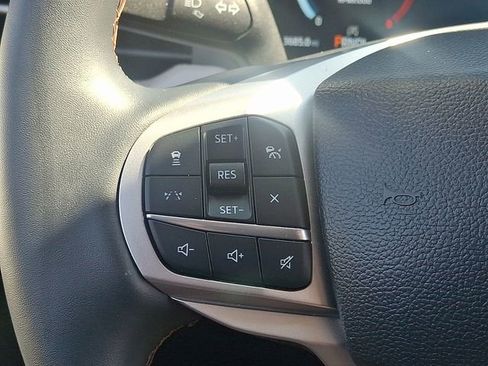 Used 2025 Ford Explorer Active AWD/4WD image 20