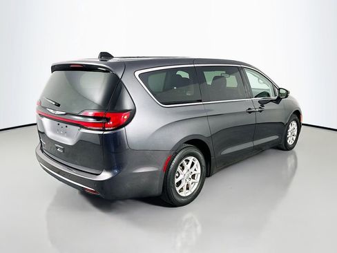 Used 2023 Chrysler Pacifica Touring-L FWD image 7